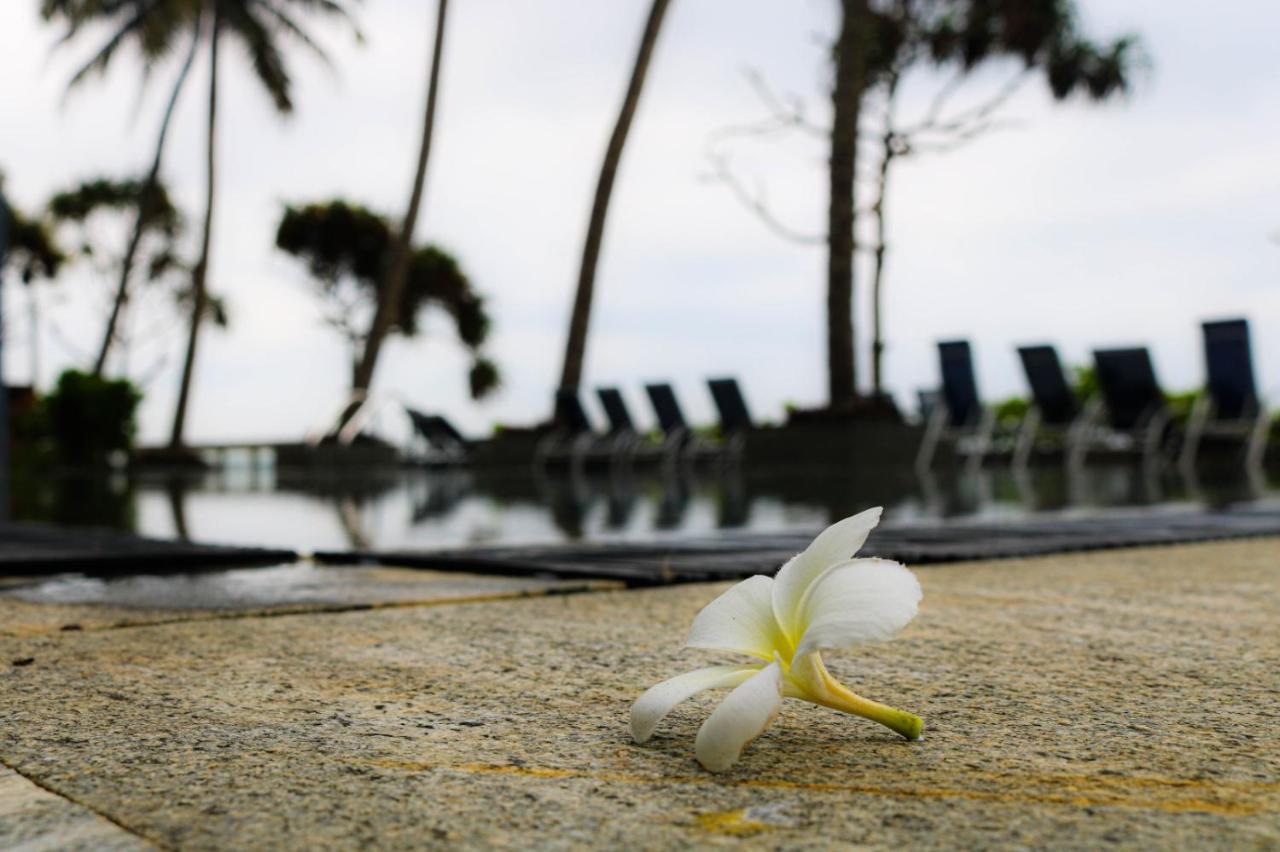 Earl'S Regent Negombo Hotel Exterior photo